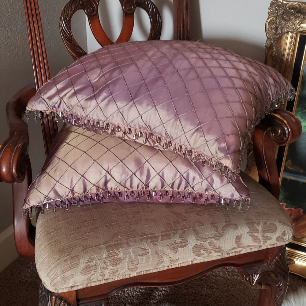 2x Silk Style Accent Pillows - Picture 2 of 16